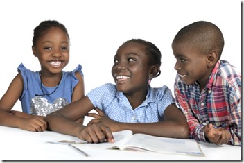 Drei afrikanische Kinder beim Lernen